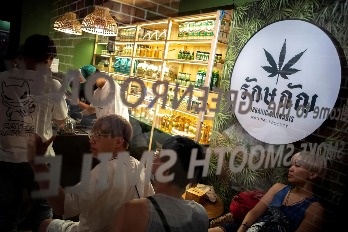 2022. a 31. juuli: turistid ostavad kanepit kauplusest RG420 Khaosan Road'il, mis on üks menukamaid turismi-sihtmärke Tais Bangkokis. FOTO:
