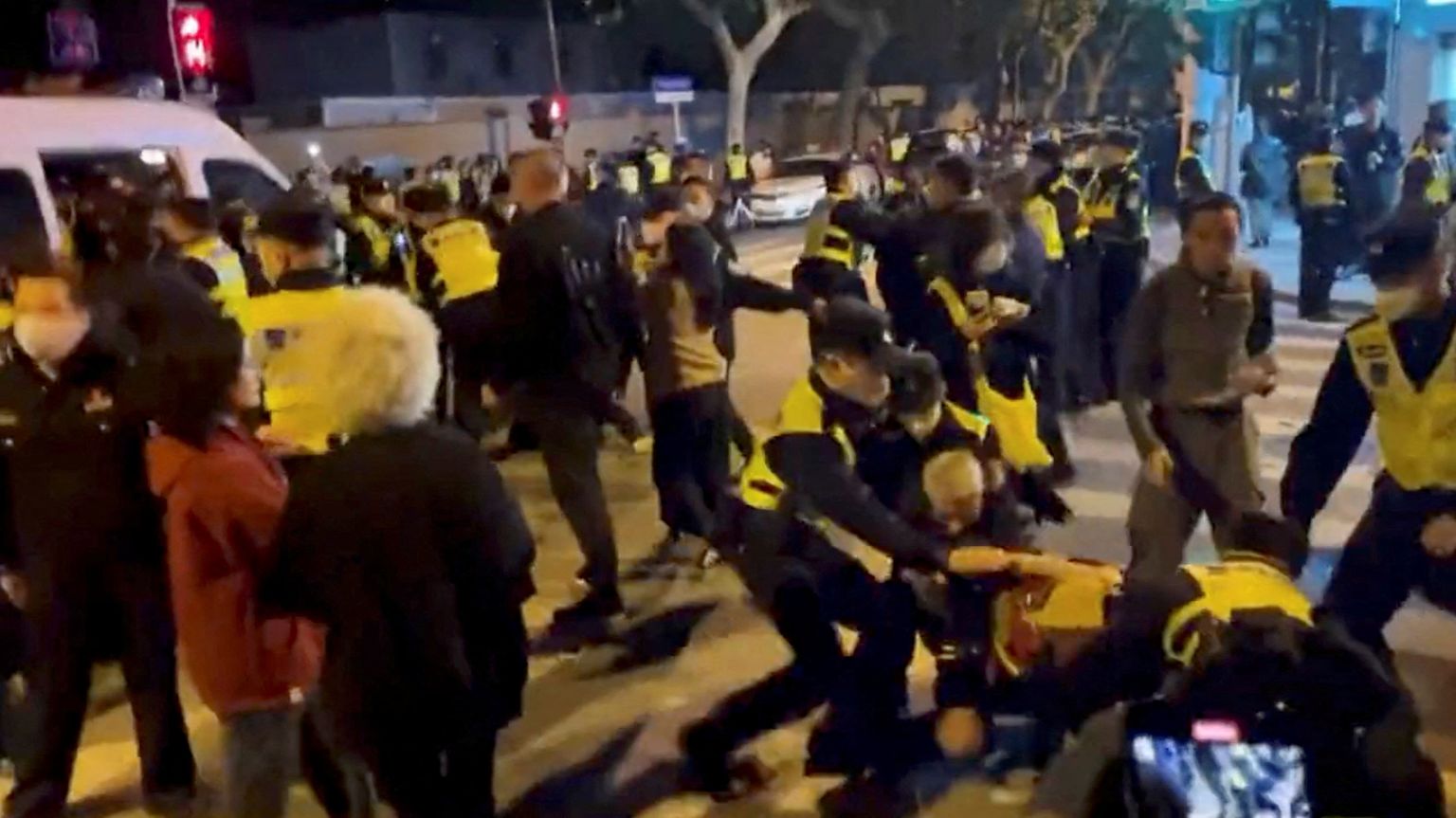 Полицейские при разгоне акции протеста в Шанхае прошлой ночью.