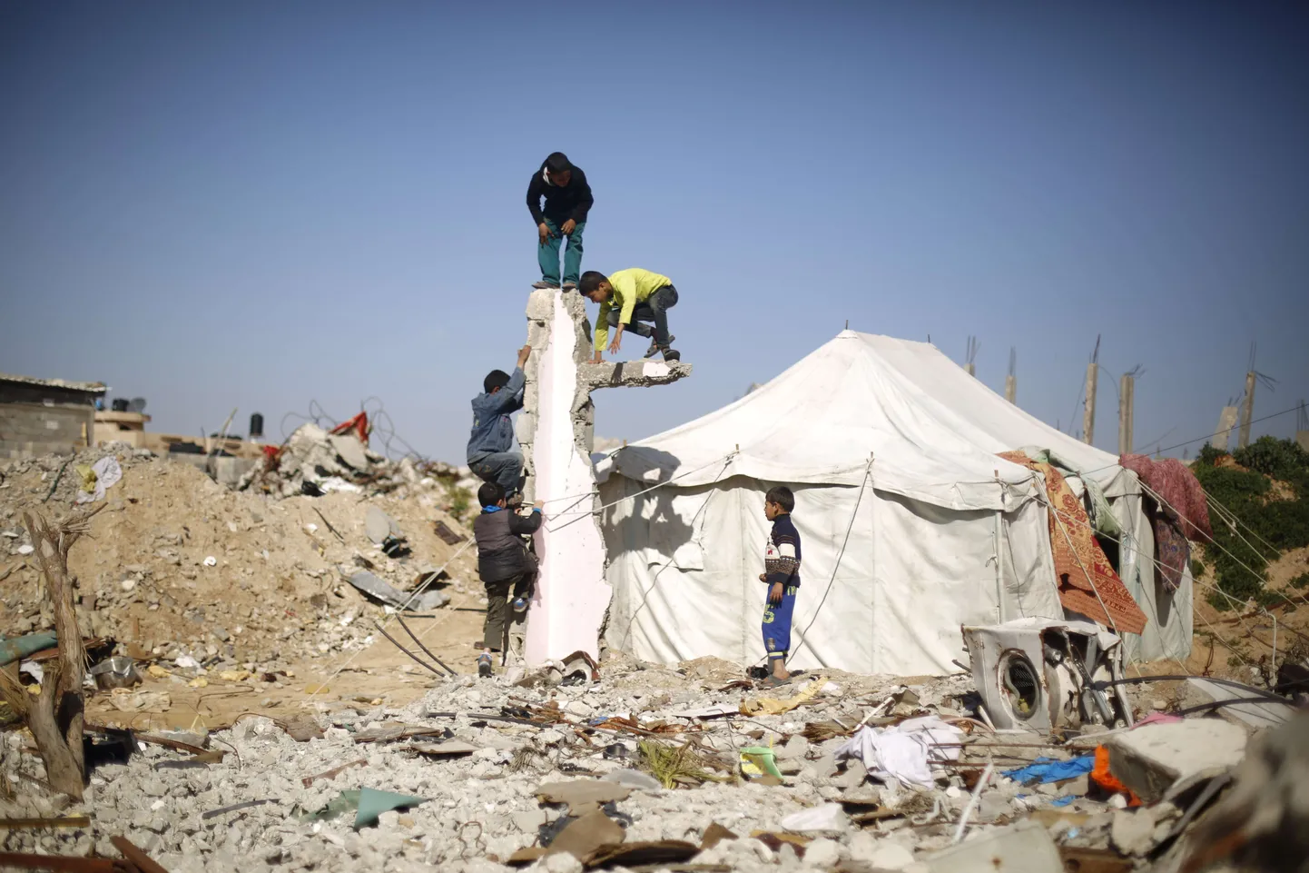 Möödunud nädalal võetud pilt lastest Gaza sektoris keset möödunud aasta suvel peetud sõjast jäänud hoonepuru.