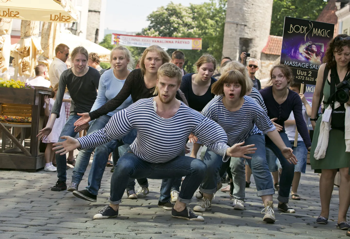 Tänavanäitlejad tekitasid vanalinnas palju elevust juba enne teatrifestival Treff algust.