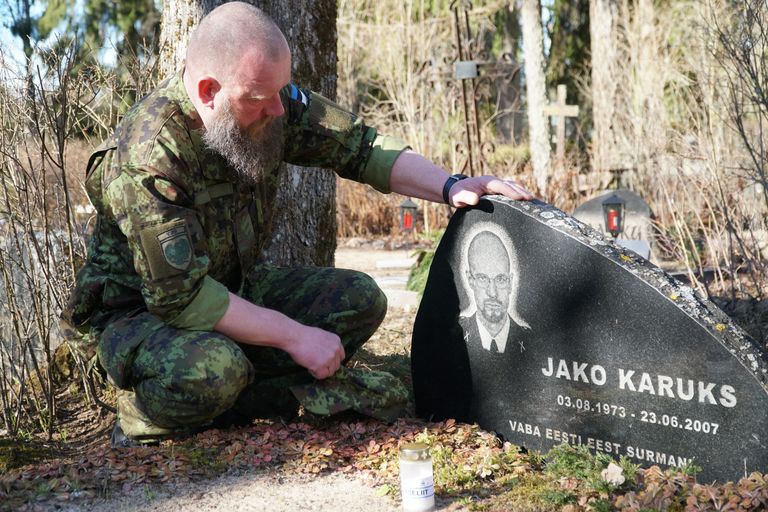 Viru maleva instruktorid Urmas Aid ja Ülar Kivilaid asetasid küünlad Tõrma kalmistul puhkava relvavenna Jako Karuksi hauale.
