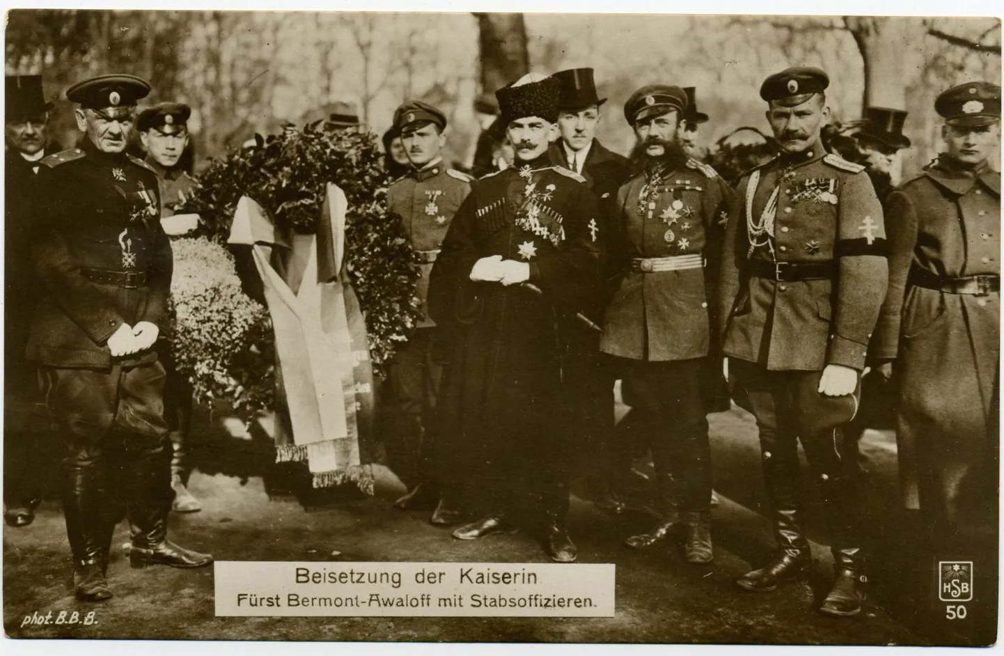 Pāvels Bermonts-Avalovs (centrā)