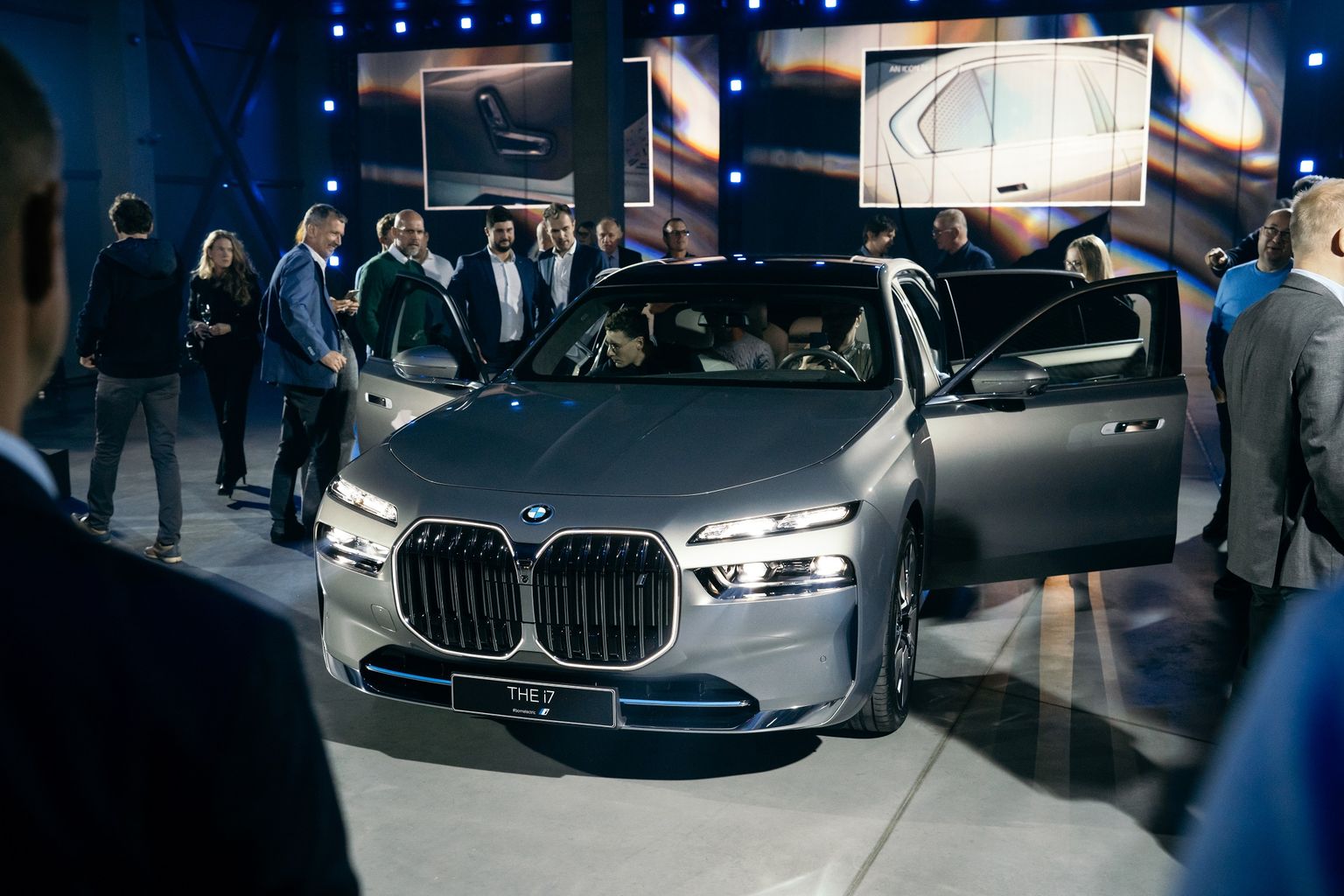 Seitsmenda seeria täiselektriline BMW oli rahva ees kruiisiterminalis korraldatud esitlusel.