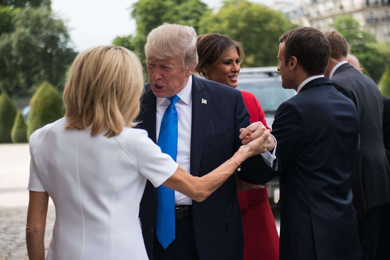 USA president Donald Trump ja esileedi Melania Trump on visiidil Prantsusmaal, neid võõrustavad president Emmanuel Macron ja esileedi Brigitte Trogneux'. Trumpi ja Trogneux' kummaline kätlemine