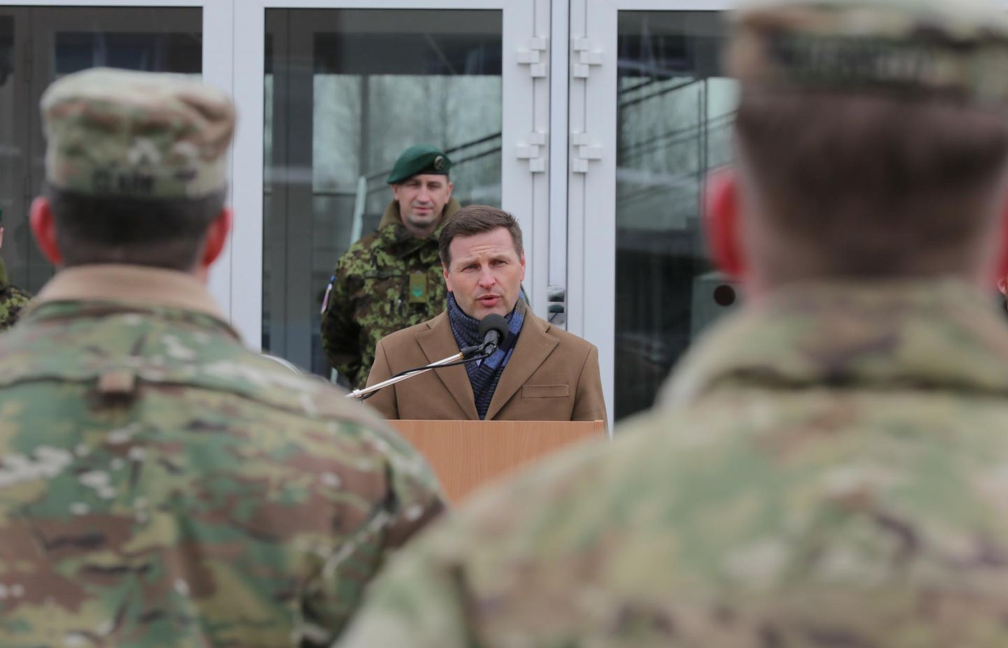 Kaitseminister Hanno Pevkur tänas USA HIMARS-i mitmikraketiheitjate rühma sõdureid.