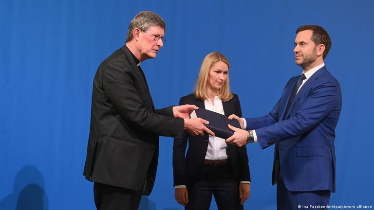 Бьорн Герке передает отчет архиепискому Кельна кардиналу Райнеру Марии Вёльки