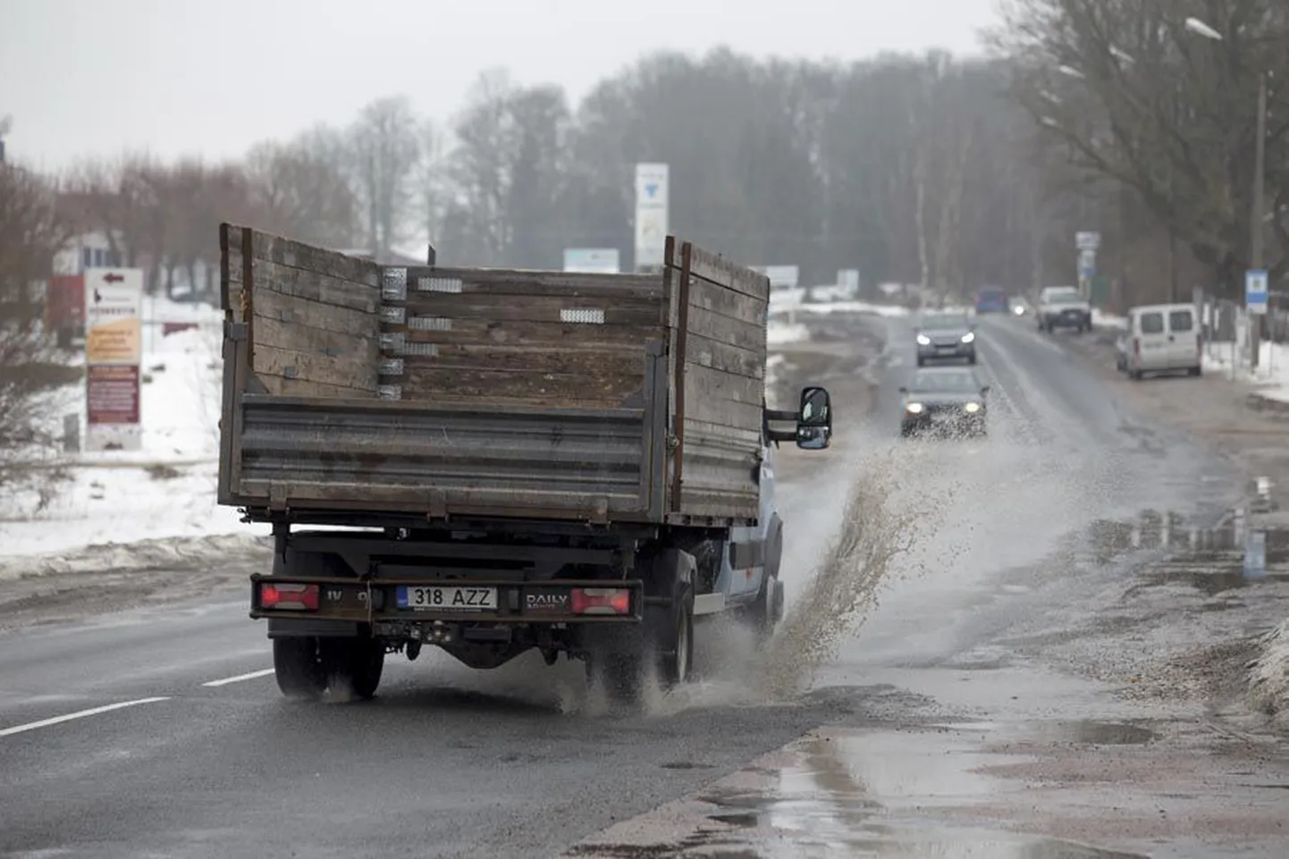 Pärnu maantee algus paistab Viljandi külalisele üpris kole koht: auklik sõidutee, puuduv kõnnitee, kehv tänavavalgustus.