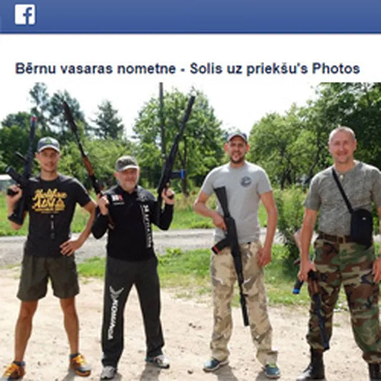 Sauļus Šeikis (īsākais) šovasar bērnu nometnē, kur bērniem iespēja piedalīties šaušanas spēlē ar lāzerieročiem.