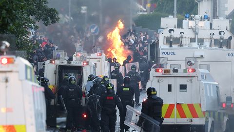 VIDEO ⟩ Belfāstā turpinās protesti: policija lieto ūdens lie