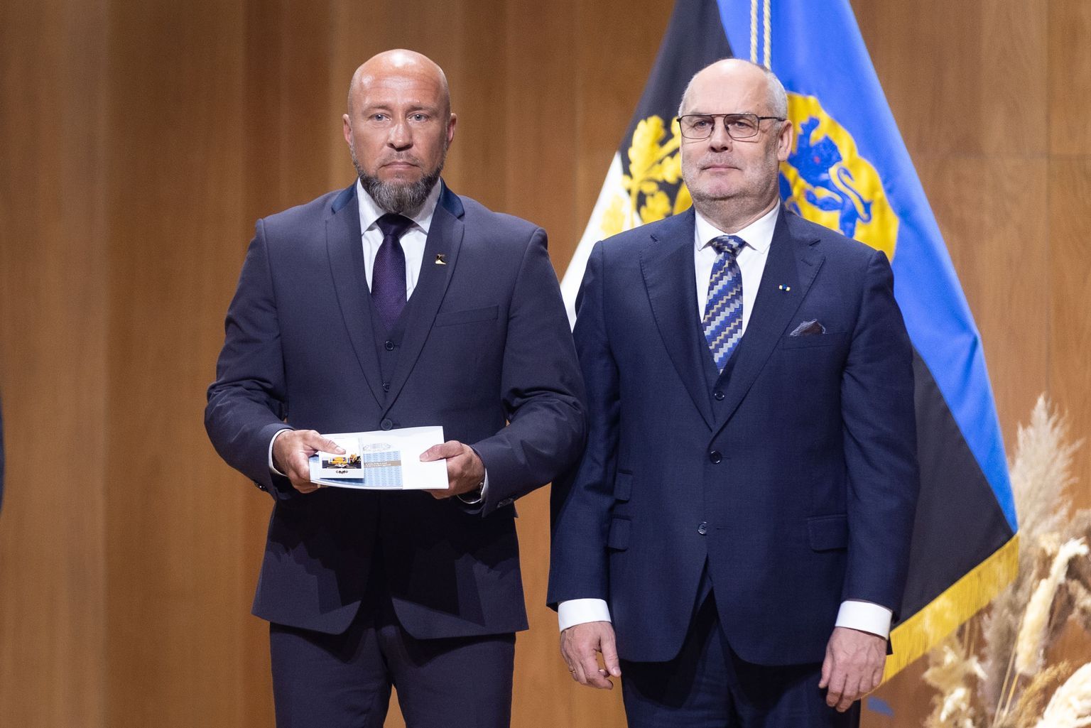 Ханнес Перк получает из рук президента Алара Кариса государственную награду.