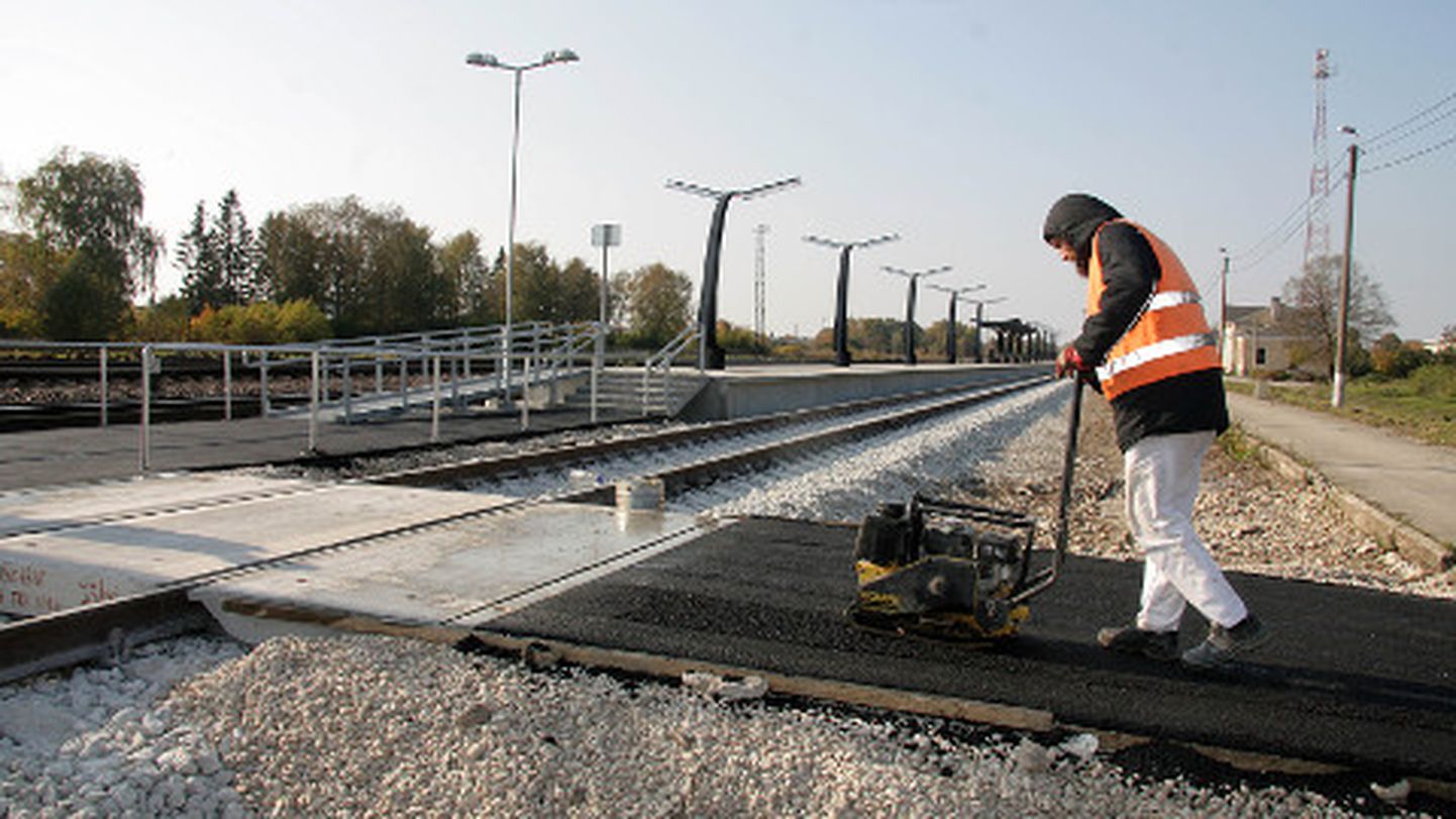 Eesti Raudtee ehitas valmis uued ooteplatvormid, nende teenindamiseks mõeldud teed ja parklad, kuid talihooldust neile ei tee.