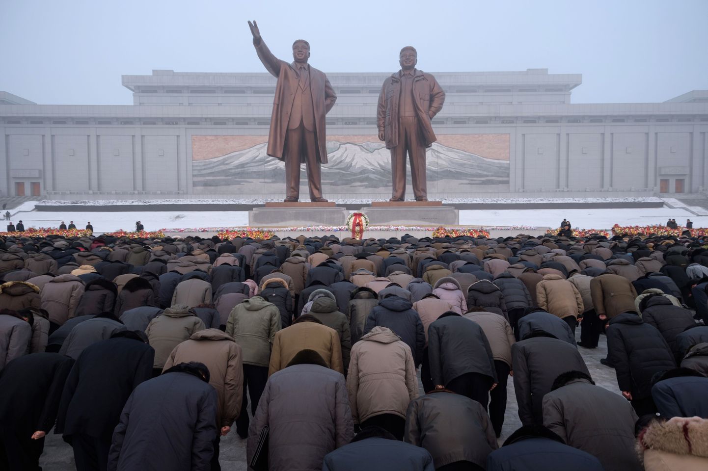 Pyongyangi elanikud kummardamas Põhja-Korea endiste liidrite Kim Il-sungi ja Kim Jong-ili kujude ees riiklikul mälestuspäeval 17. detsembril.