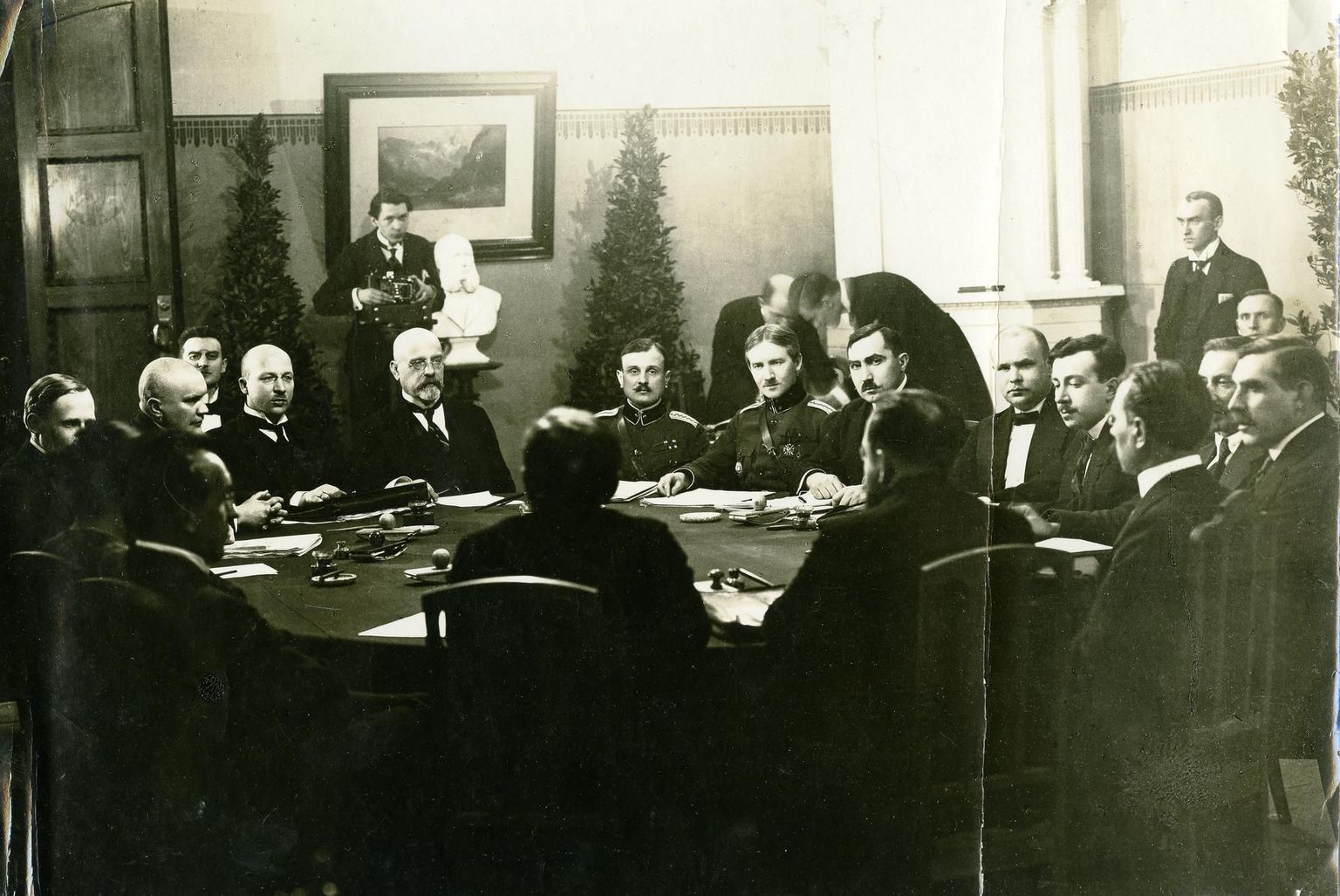 Rahuläbirääkimised Nõukogude Venemaa ja Eesti Vabariigi delegatsioonide vahel Tartus Aia tänaval. Eestlaste delegatsiooni juht Jaan Poska istub taga keskel.