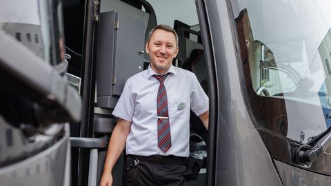 Reisijatele humoorikaid tervitusi ja soovitusi jagav Lux Expressi bussijuht Sergei: minu vastu on ka kaebus esitatud