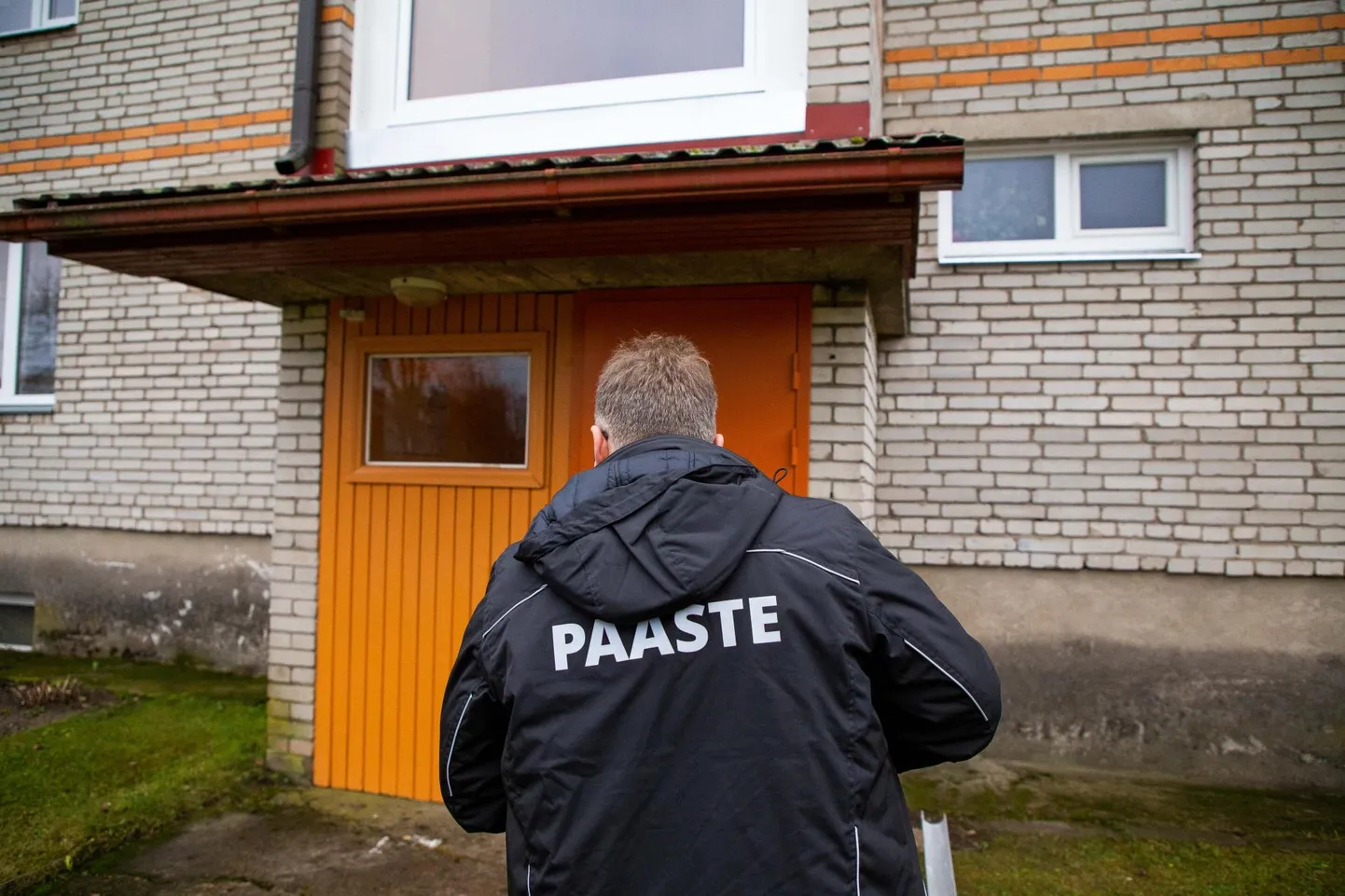 Häirekeskus saatis mureliku naabri kõne peale päästjad memme kodu ust avama.