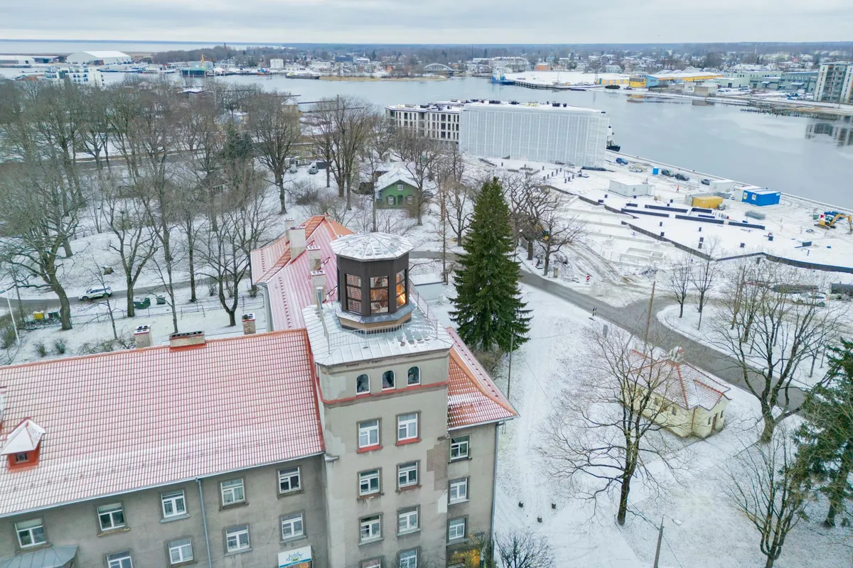 Akadeemia 1 kortermaja tipus paikneva torniga on seotud mitu legendi.