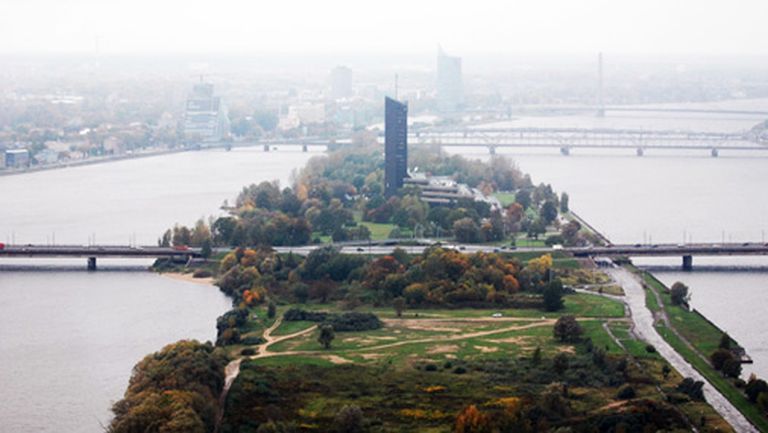 No torņa paveras fantastisks skats uz visām Rīgas pusēm. Ļoti skaista un rudens lapu iekrāsota izskatās Zaķusala 