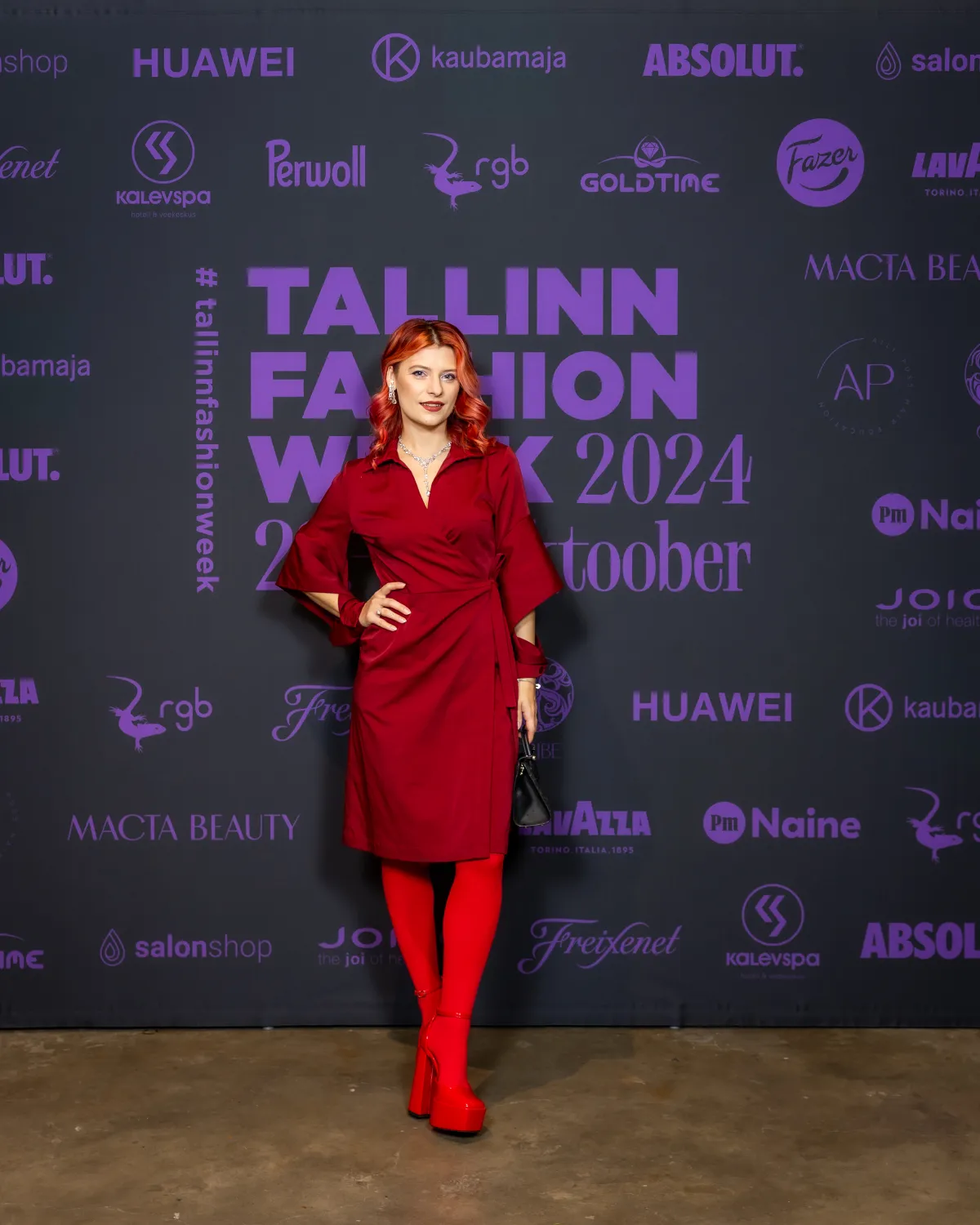 Fashionista Meisi Volt väärib korralikku aplausi moeõhtu kõige kõrgemate kontsade eest, millega ta elegantse kergusega treppidest üles-alla kihutas ja kõigi TFW etenduse toimumisele kaasa aitas. Punase kleidi autor on Raili Nõlvak – märka nutikat lõiget ja huvitavaid varrukaid. Trendikale pealaest jalatallani look'ile annavad viimase vindi erkpunased juuksed ja sukad.