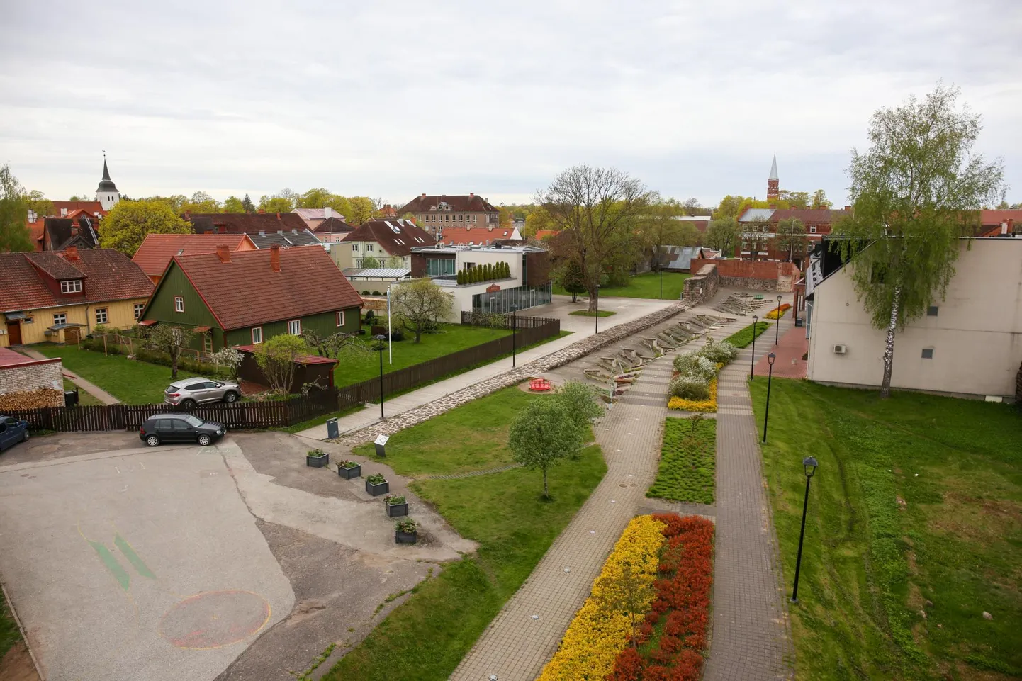 Posti ja Lossi tänaval ning Arkaadia aias kaevatakse maasse elektrikaablit.