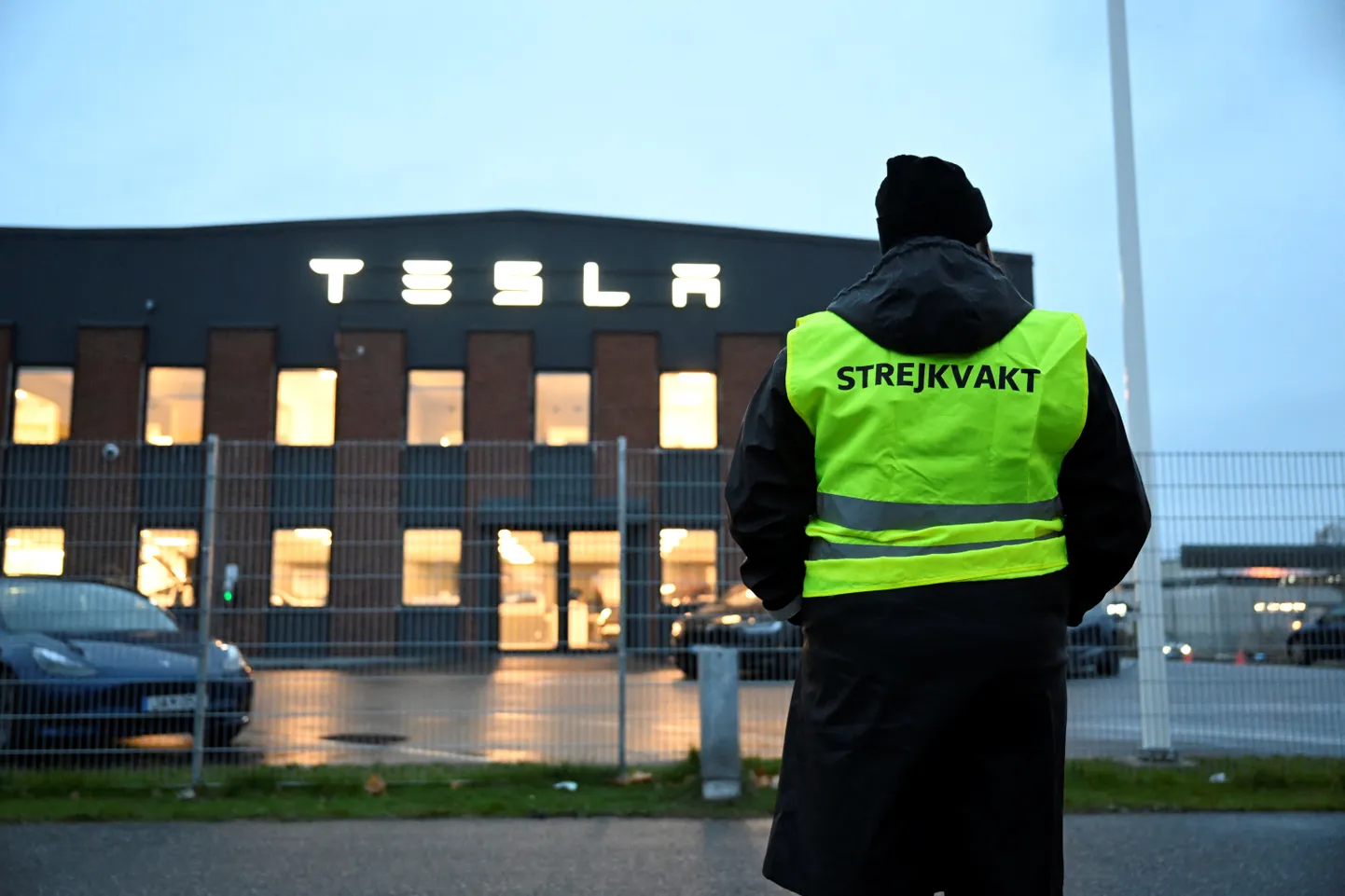 Ametiühingu IF Metall juht Emma Hansson Tesla teeninduskeskuse ees Segeltopis Rootsis.
