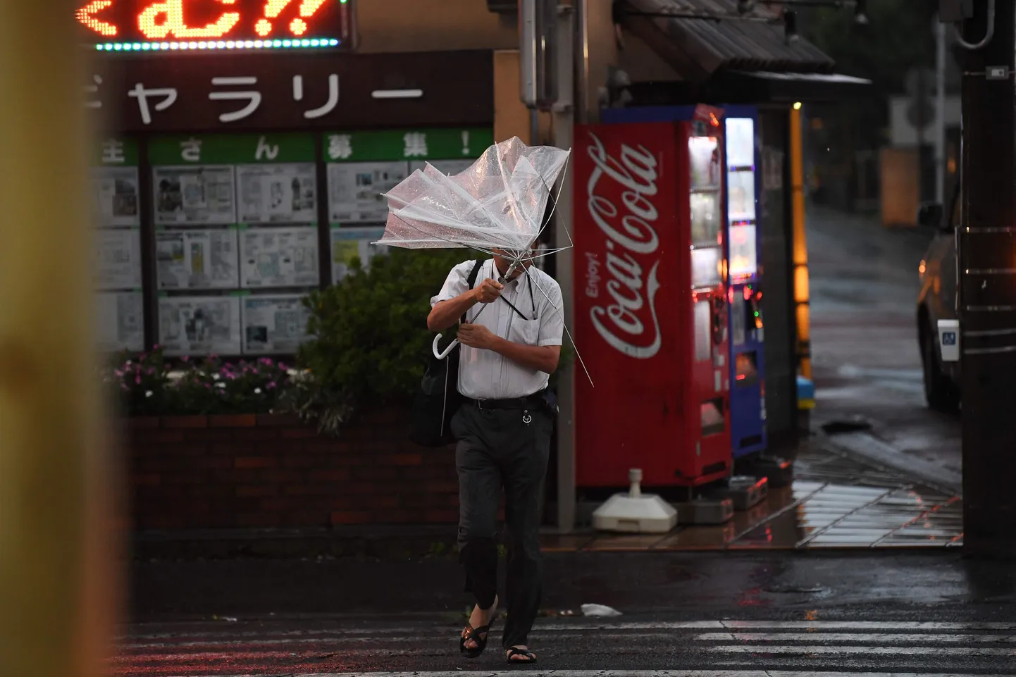 Varahommikul Tokyo tänaval.