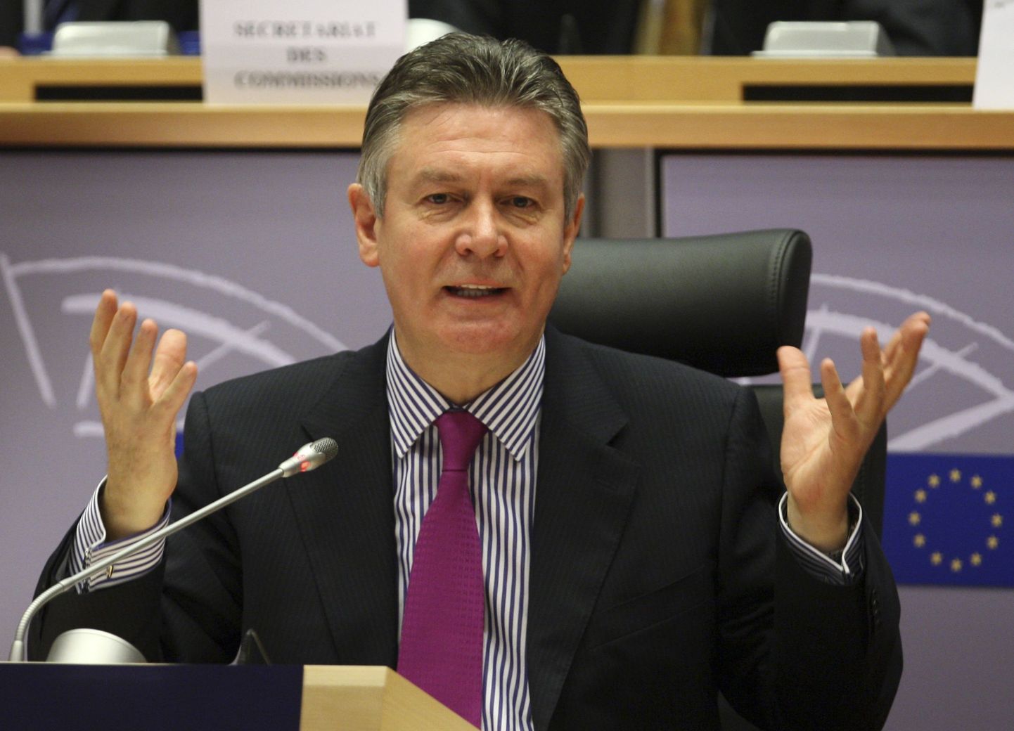 Euroopa Komisjoni kaubandusvolinikuks nimetatud Karel de Gucht Euroopa Parlamendi ees.