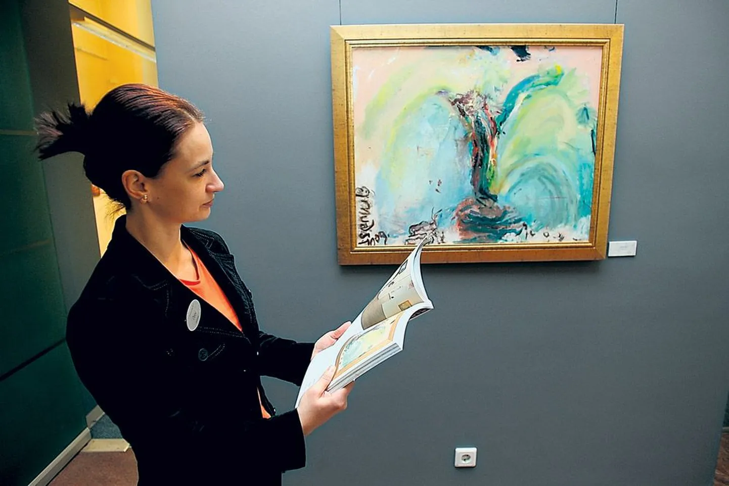 E-kunstisalongi juhataja Daisi Kahur tutvustab Peeter Mudisti maali «Sümbolid», millel erinevalt teistest kunstniku uutest maalidest on ostja juba olemas. Näitusele pandud 22 maali hinnad ulatuvad 20 000 kuni 68 000 kroonini.