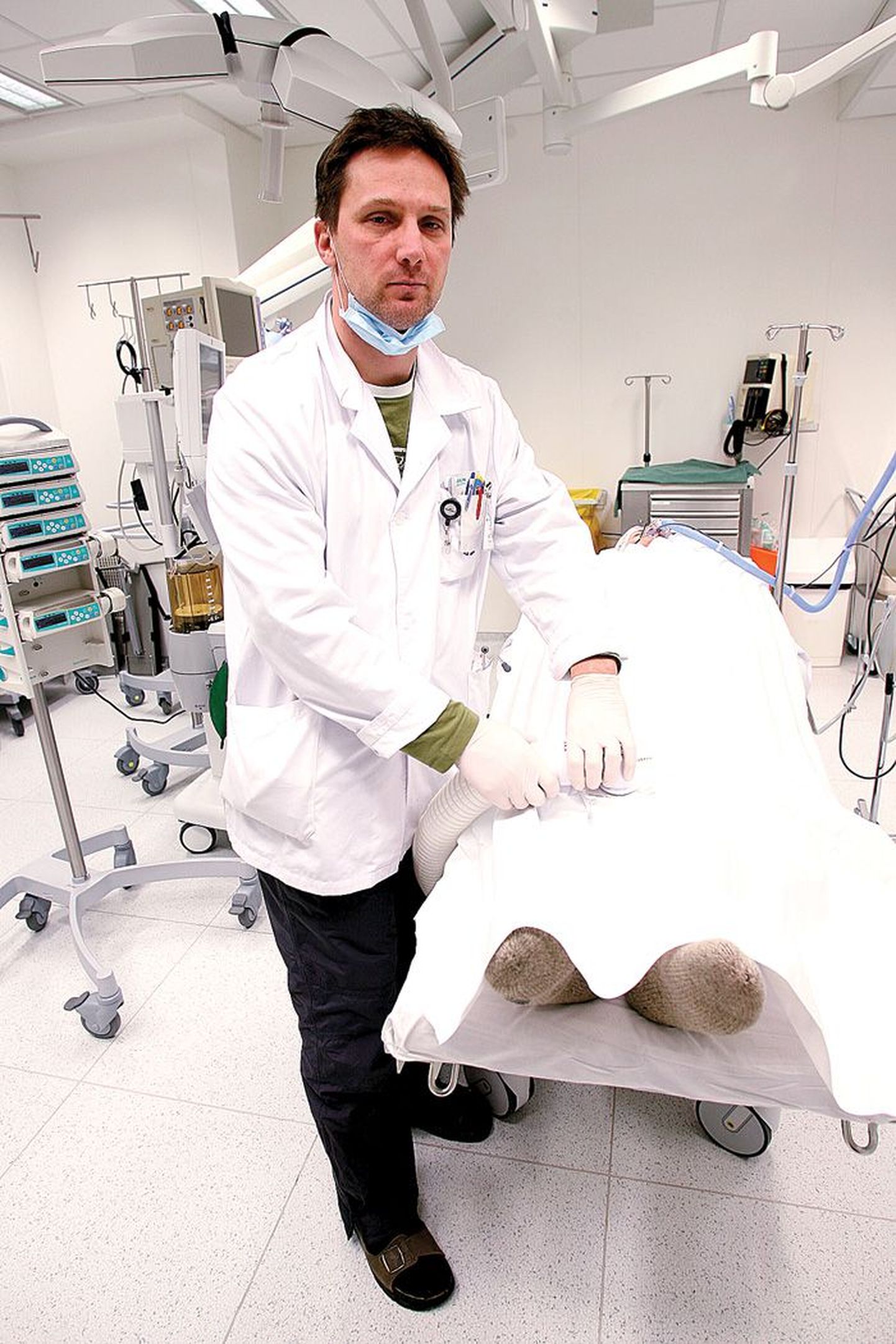 Erakorralise meditsiini arst Kuido Nõmm seisab intensiivravisaalis, kus termoteki all soojeneb külma saanud patsient.