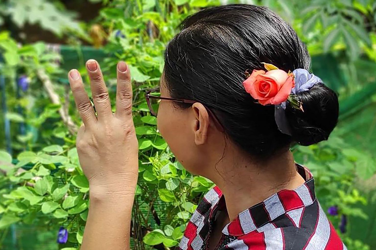 Myanmaris tähistavad inimesed Suu Kyi sünnipäeva juustes lilli kandes.