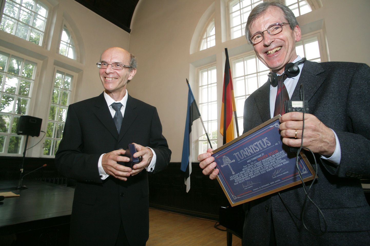 Prof dr Volker Sellinile (paremal) palveränduri märgi üleandmisel tekitas elevust karp Pärnu muuseumi direktori Aldur Vungi käes, mis ei tahtnud avaneda.