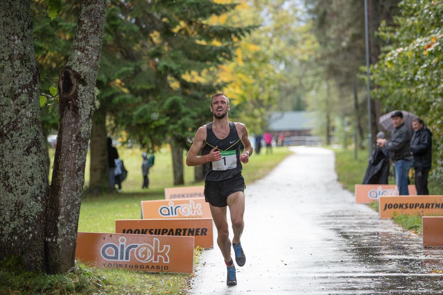Olavi Allase võistlemas mullu septembris Viljandi valla seeriajooksude sarja kuuluval Saarepeedi mägede jooksul. Allase võitis ka tolle mõõduvõtu.