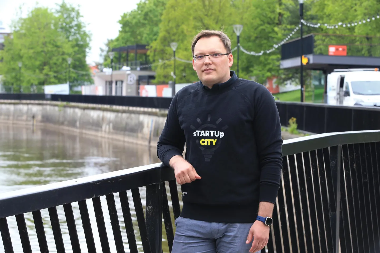 Linnavalitsuse ettevõtluse arengu osakonna juhataja Alo Lilles on muude ülesannete kõrval hoidnud silma peal kesklinnas jõeäärsete kohvikute rajamisel.