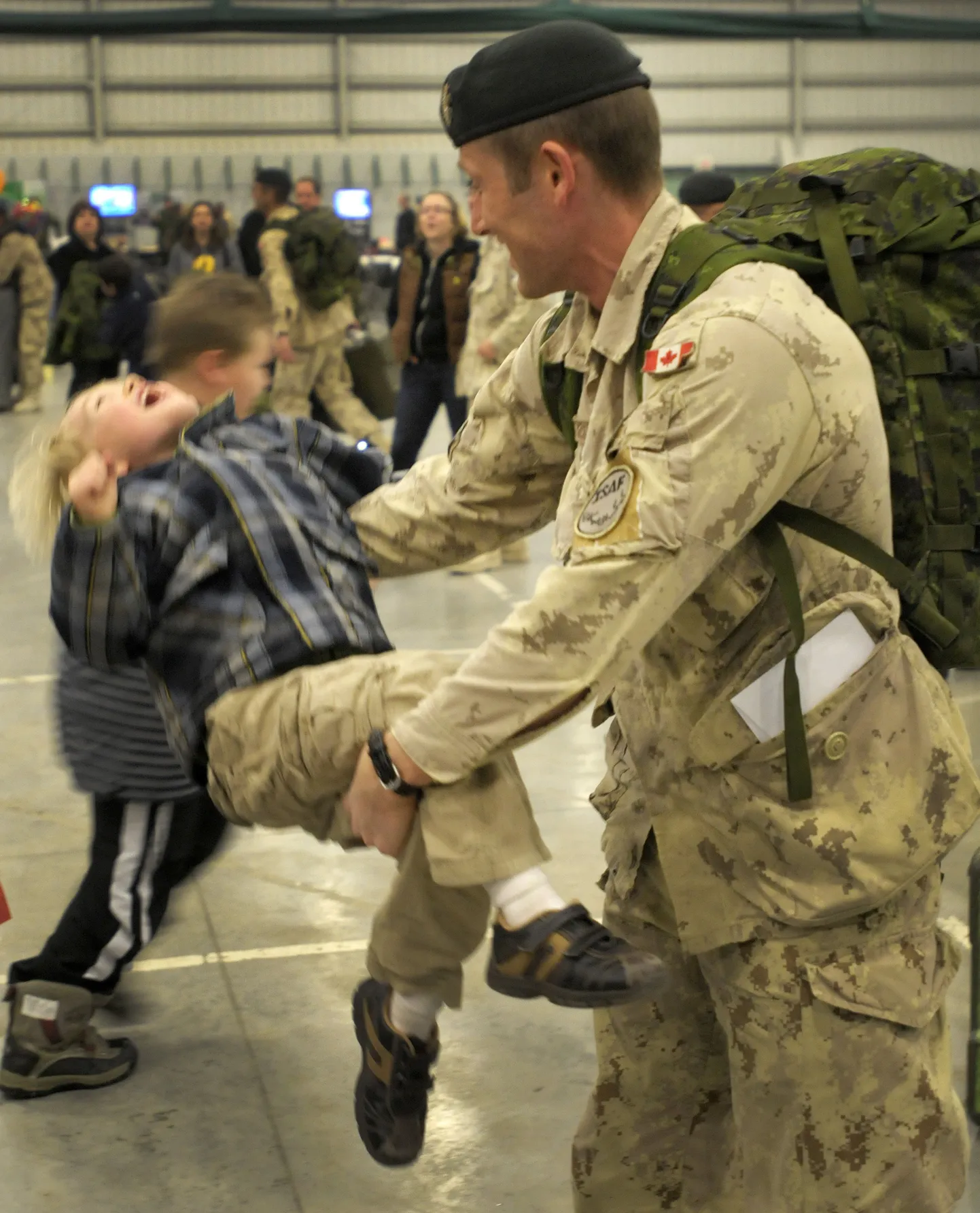 Afganistanist naasnud Kanada major Joe Boland mängimas oma nelja-aastase poja Markusega.