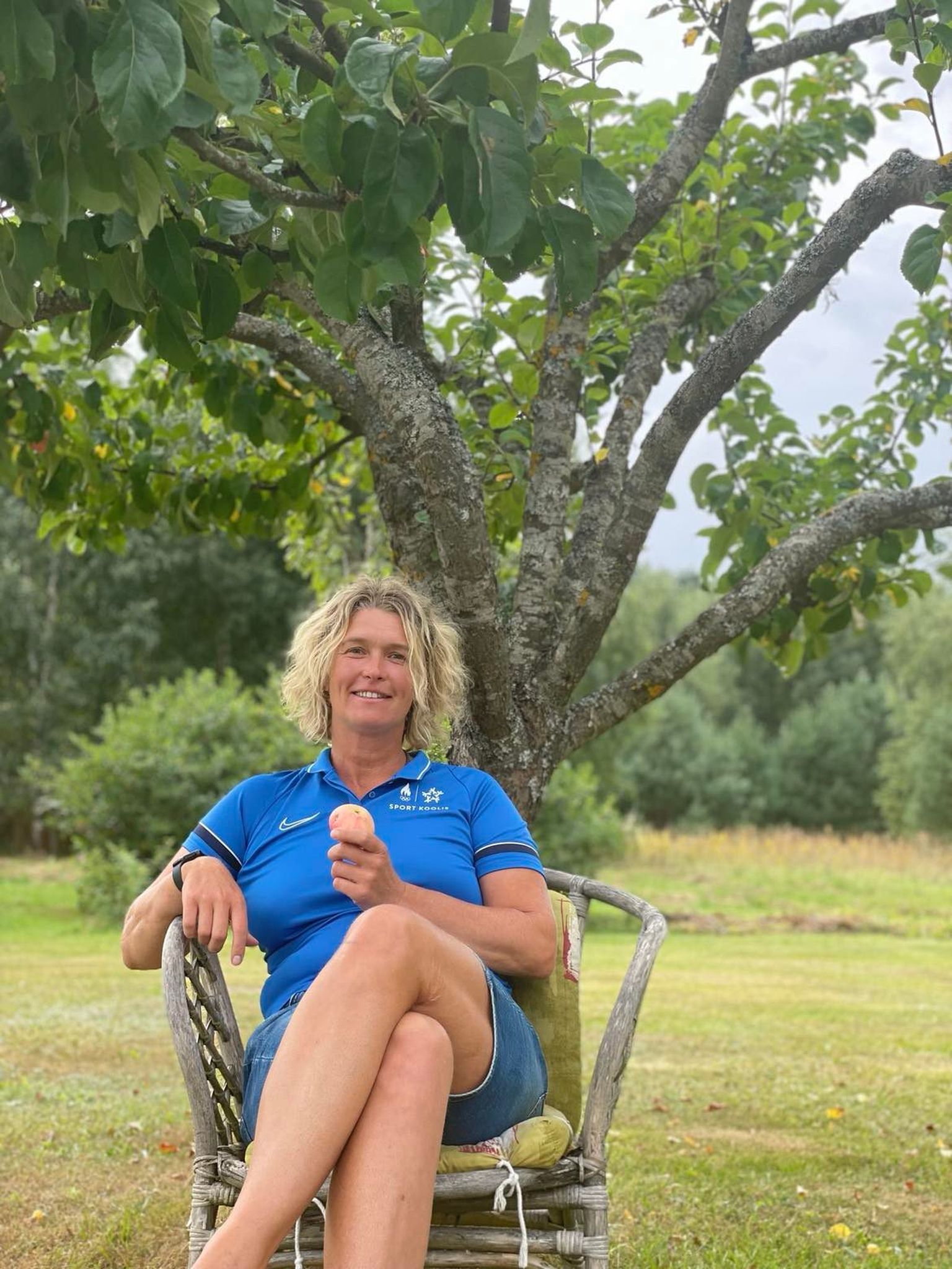 Kassari saarel kasvatab ettevõtja Triinu Schneider õunu ja valmistab Triinu Õunamahla.