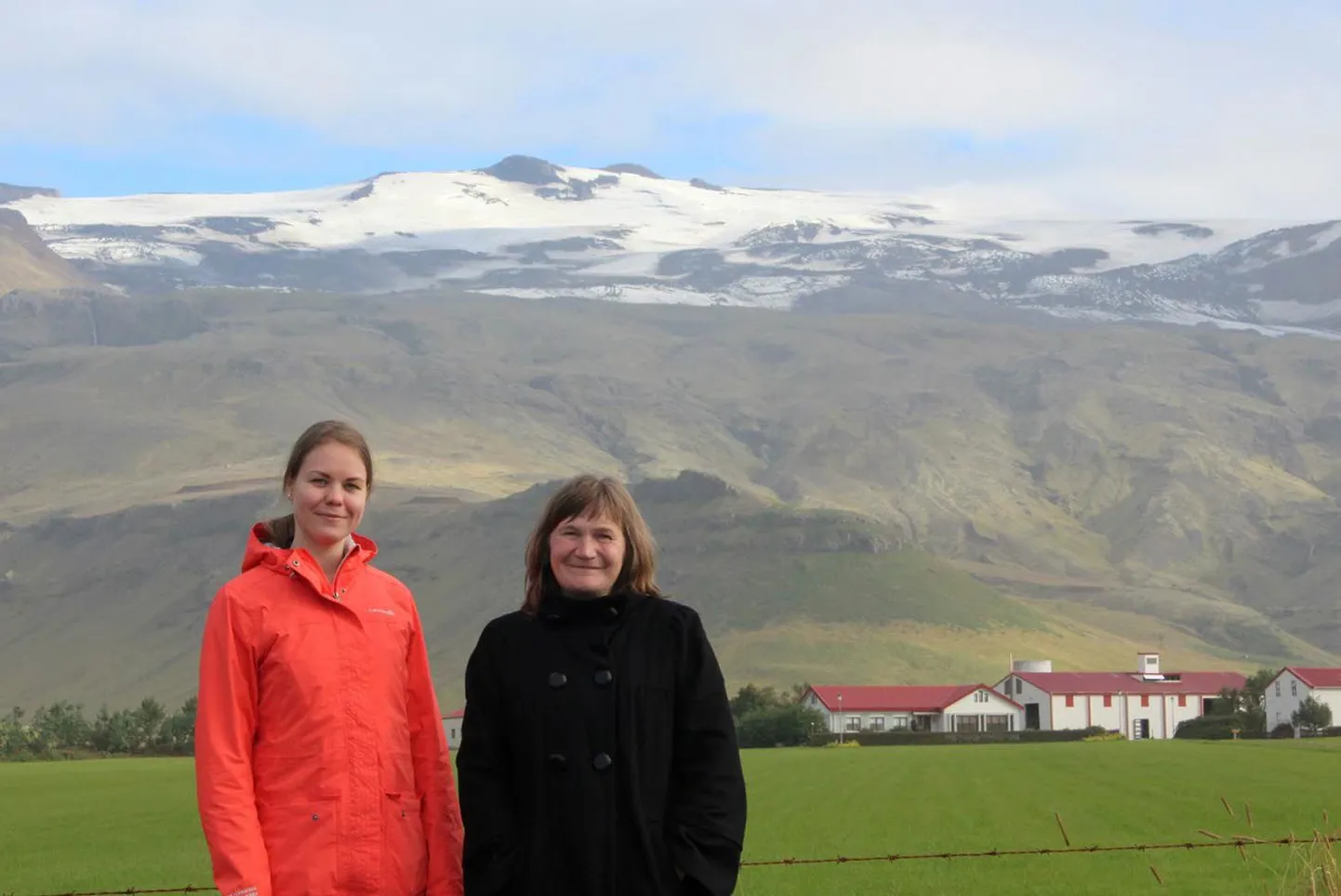 Islandi kuulsaim vulkaan on kahtlemata Eyjafjallajökull (tõlkes saare mägede liustik), mis külvas 2010. aasta kevadel segadust Euroopa lennuliikluses. Vulkaani nägid A. H. Tammsaare muuseumi  programmijuht Kristi Kirss (vasakul) ja Siiri Kvell eemalt.