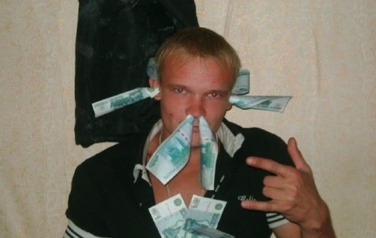Мужчина сорит деньгами, снимок иллюстративный