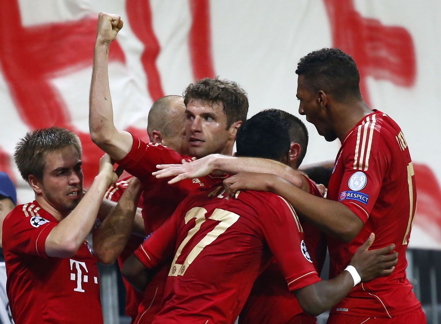 Thomas Müller (keskel) tähistab koos meeskonnakaaslastega väravat.