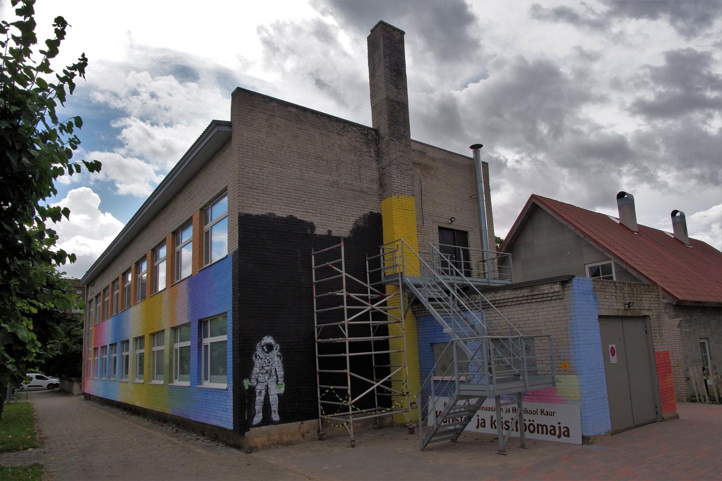 Rakvere eragümnaasiumi ja huvikooli Kaur kunsti- ja käsitöömaja hallidest tellistest fassaadi on hakatud kaunistama omanäoliste maalingutega, mis peidavad enda alla nõukogudeaegse üksluise ehituskunsti.