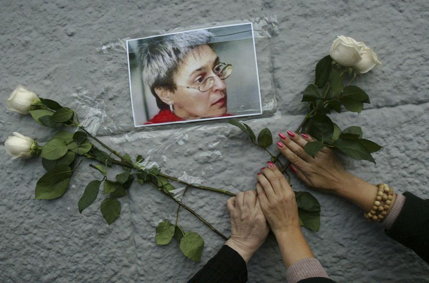 Lilled Venemaa ajakirjaniku Anna Politkovskaja tapmiskohal.