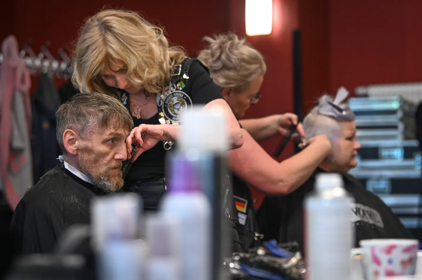 05 May 2024, Thuringia, Erfurt: Andreas Behring gets his hair cut by hairdresser Marion Krawczyk. The event is organized by the "Barber Angels Brotherhood Thuringia" in the presence of Thuringia's Minister President Ramelow. Photo: Heiko Rebsch/dpa