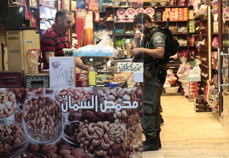 Iisraeli sõdur ostleb Lääne-Jeruusalemma pähklipoes. Foto: Scanpix