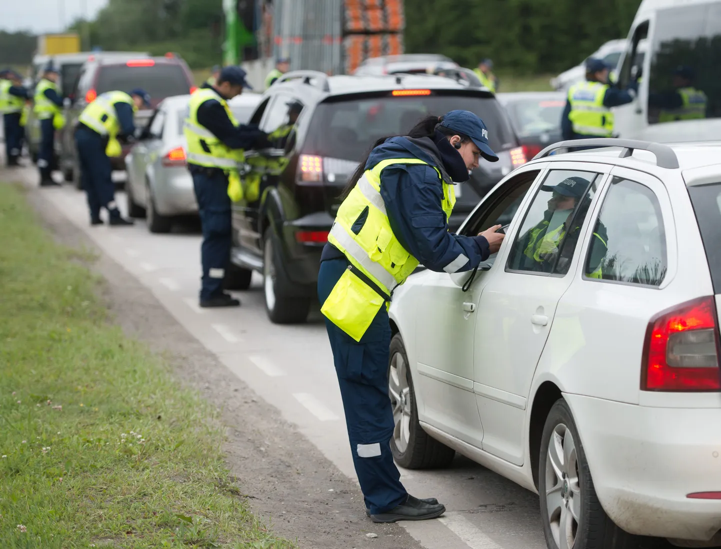 Sõidukijuhtide joobe kontrollimine. Pilt on illustreeriv.