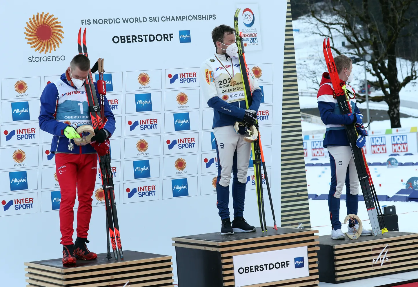Aleksandr Bolšunov, teisel poodiumiastmel, ei soovinud medalit kaela asetada.