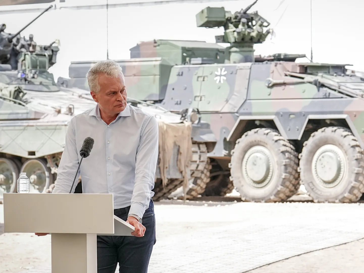 Президент Литвы стоит на фоне бронетранпортера немецкой армии, Литва, июнь 2023 года.