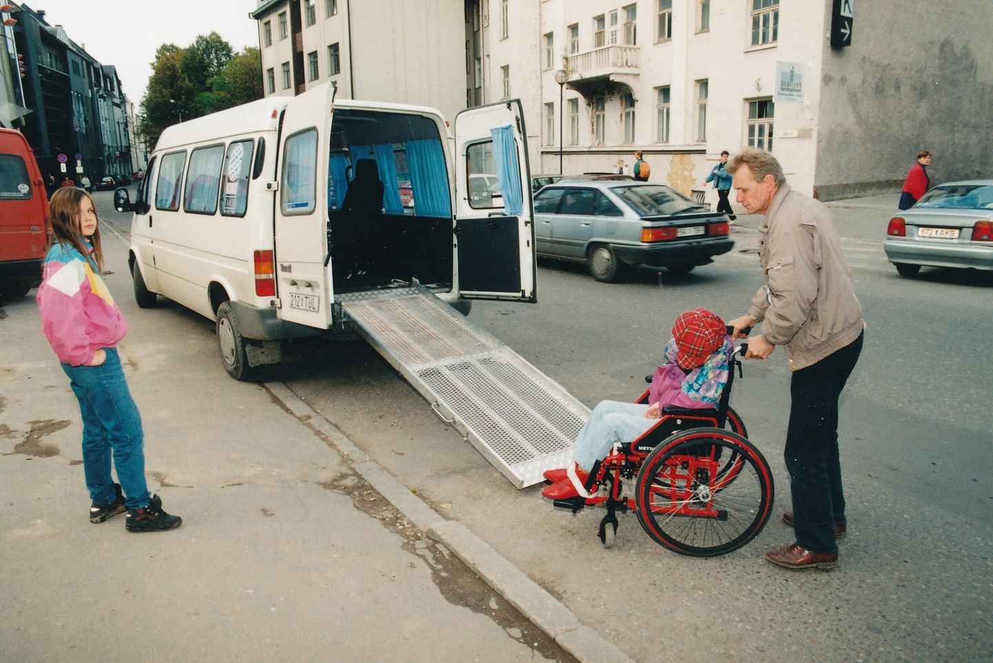Kuupäev teadmata
Pildil invatakso, ratastooli lükkamine, kaldtee, laps ratastoolis
Foto: Meelis Lokk/Postimees