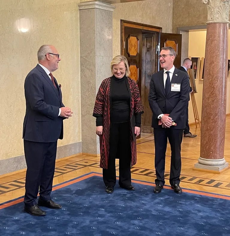 Seekordse visiidi üheks tipphetkeks oli ameeriklaste jaoks kohtumine president Alar Karisega. Fotol vasakult president Karis, Carolin Illenzeeri Fondi tegevjuht Iti Aavik ja David Kaplan.