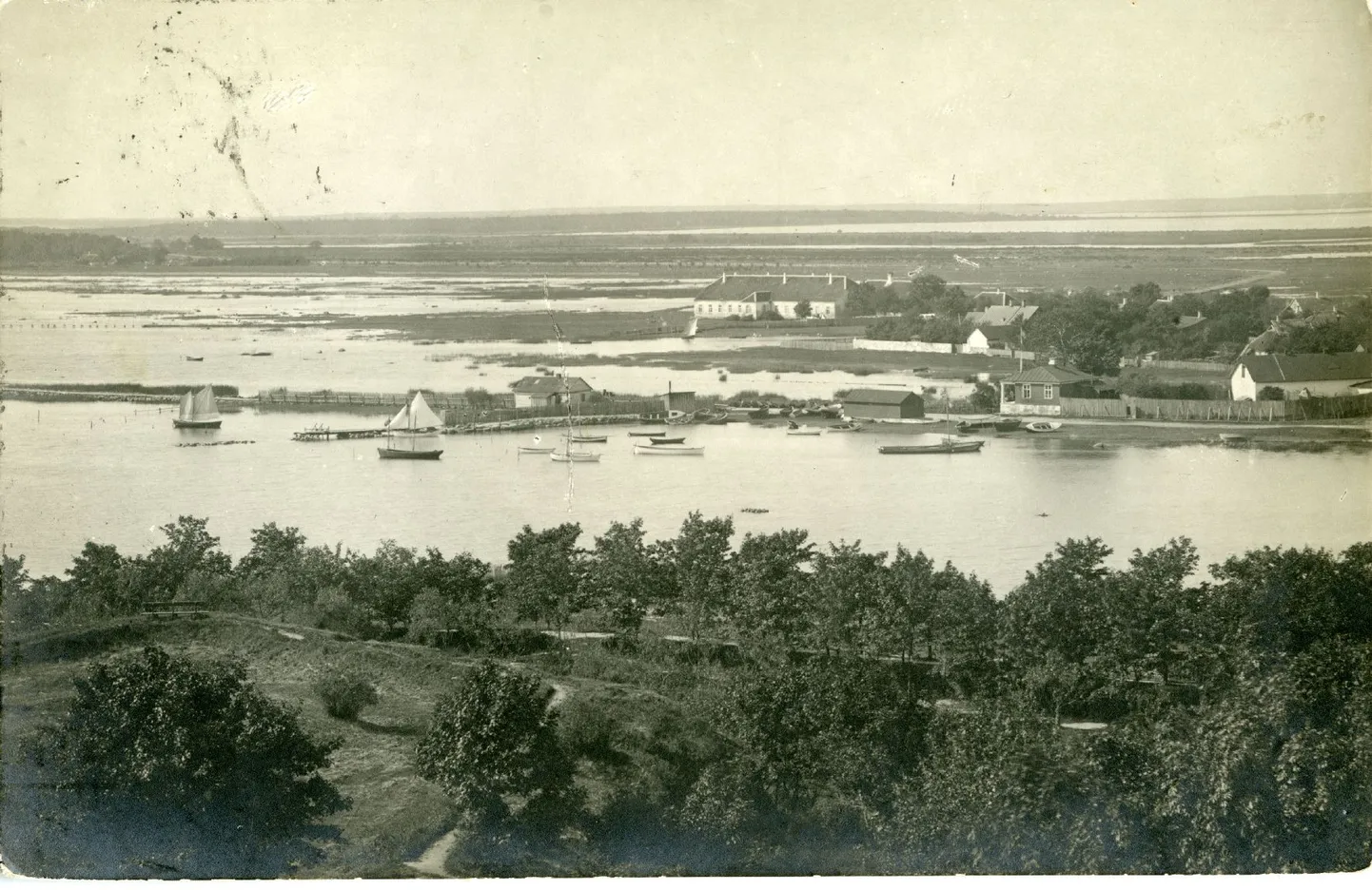 VESINE VÄRK: Vaade Tori külale ja laiule Kuressaare linnuse tornist 1912.–1917. aasta paiku.