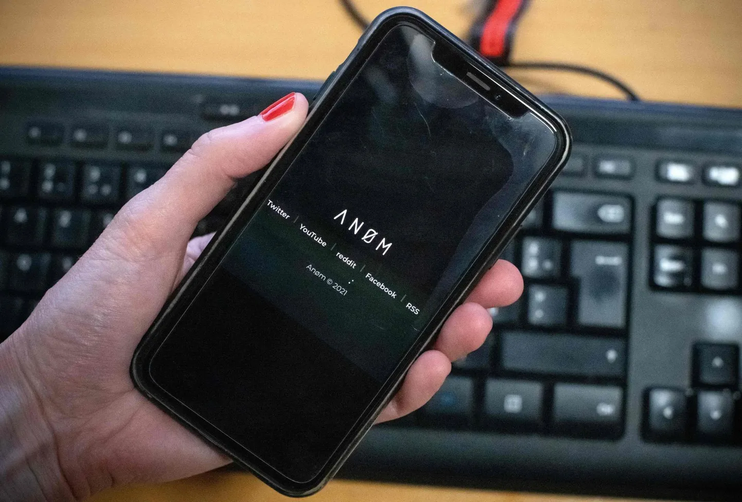 Устройства АNОМ, казалось бы, обычные смартфоны, но они были специально переработаны. Камера, микрофон и модуль GPS были удалены. Владелец устройства мог общаться только с пользователем другого устройства ANOM.