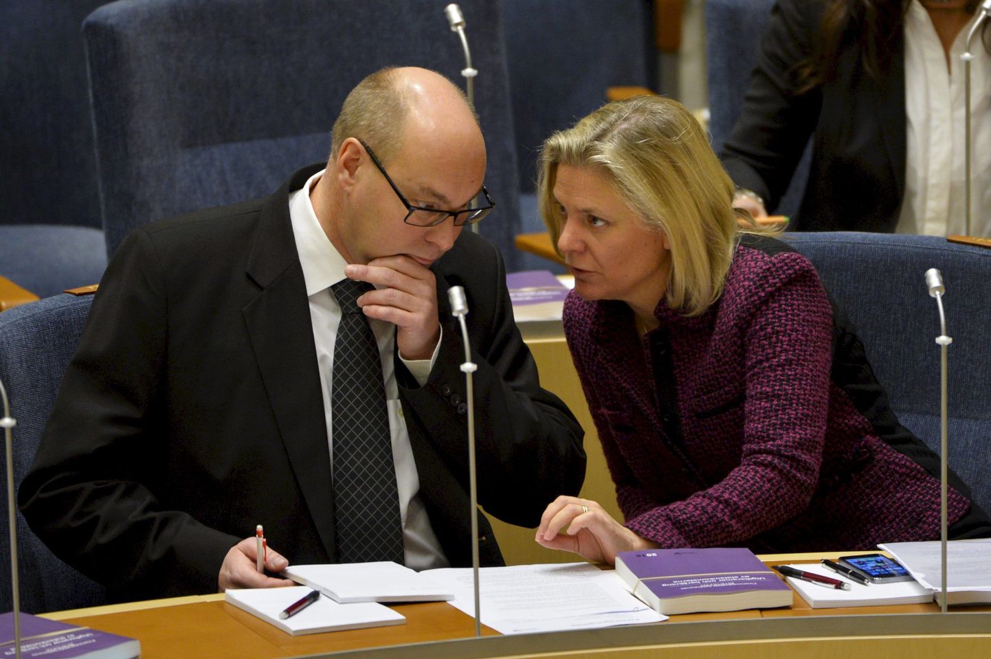 Sotsiaaldemokraadist rahandusminister Magdalena Andersson (paremal) peab nõu parteikaaslase Jorgen Hellmaniga.