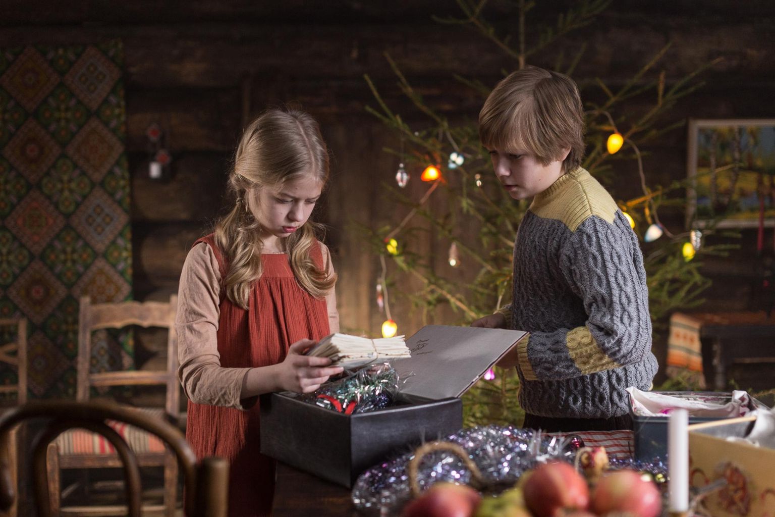 Hetk Anu Auna filmist «Eia jõulud Tondikakul», peategelane Eia (Paula Rits) ja Ats (Siim Oskar Ots).